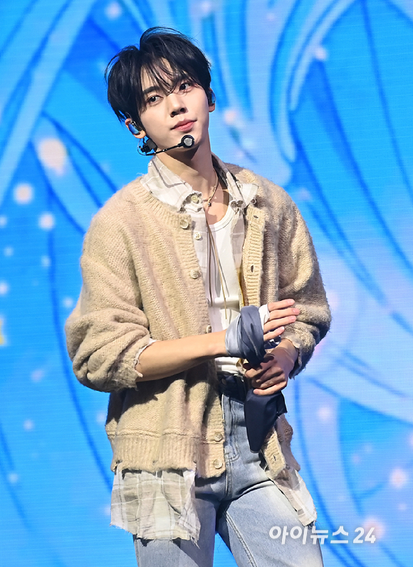 그룹 제로베이스원(ZEROBASEONE) 한유진이 24일 오후 서울 용산구 블루스퀘어에서 열린 미니 5집 '블루 파라다이스(BLUE PARADISE)' 발매 기념 쇼케이스에서 무대를 선보이고 있다. [사진=곽영래 기자]