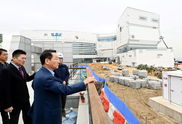 유정복 인천광역시장이 3일 중구 국립 해양박물관 건립 현장을 찾아 추진 현황을 점검하고 있다. [사진=인천시]