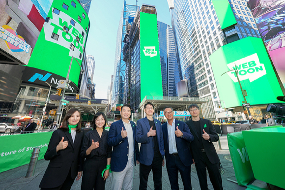 웹툰엔터테인먼트(네이버웹툰) 경영진이 미국 나스닥 상장을 기념해 사진을 찍고 있다. 왼쪽부터 김효정 최고제품책임자(CPO), 손혜은 최고디자인책임자(CDO), 김용수 최고전략책임자(CSO), 김준구 최고경영자(CEO) 겸 창업자, 데이비드 최고운영책임자&최고재무책임자(COO&CFO), 박찬규 최고기술책임자(CTO) [사진=네이버웹툰]