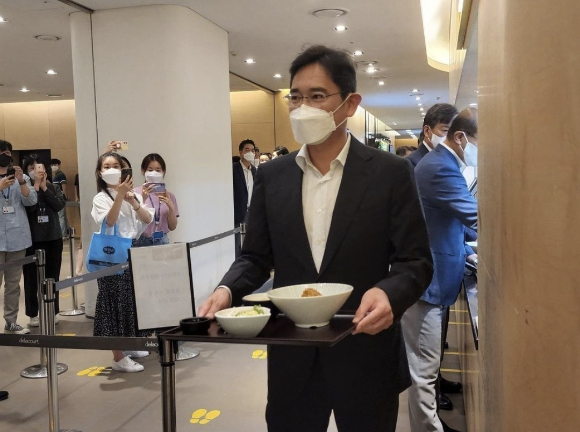 이재용 삼성전자 부회장이 24일 서울 강동구 상일동에 있는 삼성엔지니어링 글로벌엔지니어링센터(GEC) 내 어린이집을 찾은 모습. [사진=삼성엔지니어링 직원 SNS 캡처]