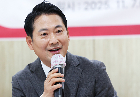 6일 오후 광주 북구 국립5·18민주묘지에서 국민의힘 장동혁 대표가 인파에 둘러싸인 채 추모탑으로 이동하고 있다. [사진=연합뉴스]