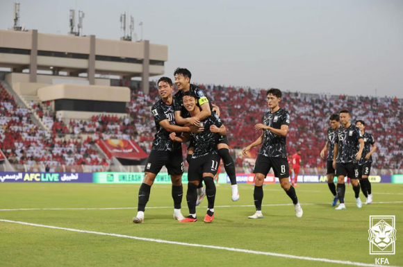10일 오만 무스카트에 있는 술탄 카부스 스타디움에서 열린 국제축구연맹(FIFA) 주최 2026 북중미 월드컵 아시아 지역 3차 예선 B조 2차전 한국과 오만 경기, 한국 주장 손흥민이 돌파를 시도하고 있다. [사진=대한축구협회 ]
