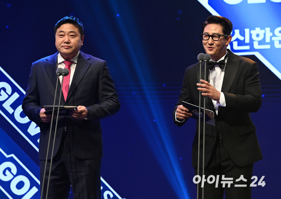 양준혁 전 삼성 선수와 박용택 해설위원이 9일 오후 서울 강남구 삼성동 코엑스 오디토리움에서 열린 2022 신한은행 SOL KBO 골든글러브 시상식에서 인사말을 하고 있다. [사진=김성진 기자]