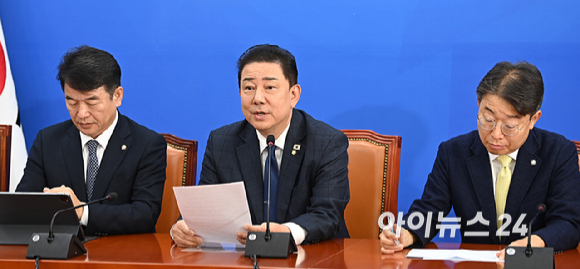김병기 더불어민주당 원내대표가 18일 서울 여의도 국회에서 열린 원내대책회의에서 발언하고 있다. [사진=곽영래 기자]