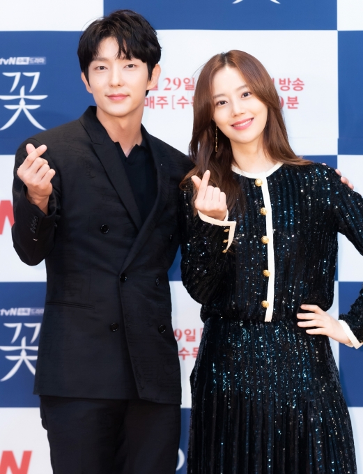 [퇴근길이슈] 문채원 이준기·대군부인 팝업·설리 친오빠 김수현
