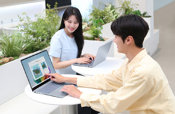 삼성전자 모델이 강력한 갤럭시 AI의 PC경험을 제공하는 '갤럭시 북4 엣지'를 체험하고 있다. [사진=삼성전자]