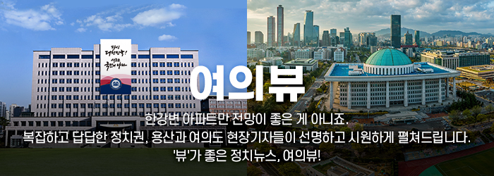 6일 오후 광주 북구 국립5·18민주묘지에서 국민의힘 장동혁 대표가 인파에 둘러싸인 채 추모탑으로 이동하고 있다. [사진=연합뉴스]