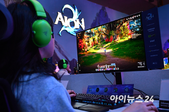 13일 부산 해운대구 벡스코에서 열린 국제게임전시회 '지스타 2025'에서 참관객들이 엔씨소프트 부스에서 아이온2 게임을 즐기고 있다. [사진=곽영래 기자]