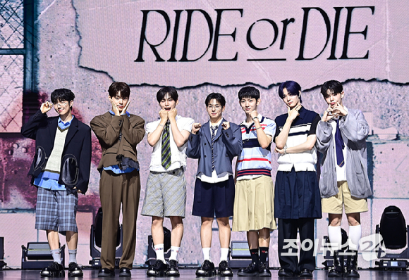 보이그룹 이븐(EVNNE)이 17일 오후 오후 서울 광진구 예스24 라이브홀에서 열린 세 번째 미니앨범 '라이드 오어 다이' 쇼케이스에서 포토타임을 갖고 있다. [사진=곽영래 기자]
