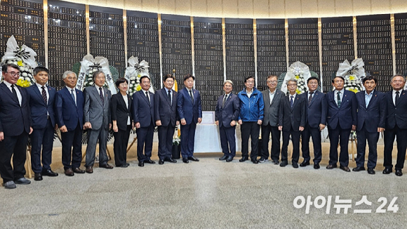 지난 18일 오후 제주4·3평화공원 위령제단에서 열린 4·3 기록 유네스코 세계기록유산 등재 봉헌식에 참석한 관계자들이 단체사진을 찍고 있다. [사진=전다윗 기자]