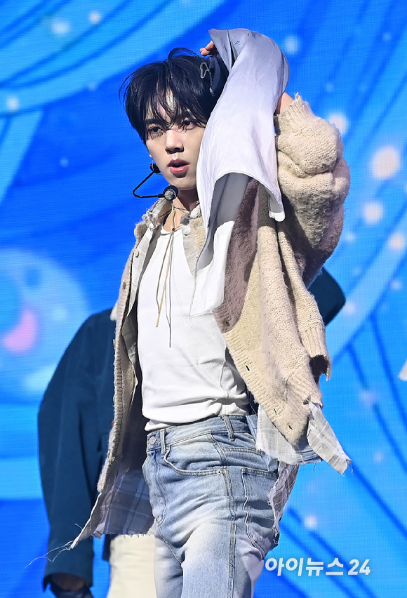 그룹 제로베이스원(ZEROBASEONE) 한유진이 24일 오후 서울 용산구 블루스퀘어에서 열린 미니 5집 '블루 파라다이스(BLUE PARADISE)' 발매 기념 쇼케이스에서 무대를 선보이고 있다. [사진=곽영래 기자]