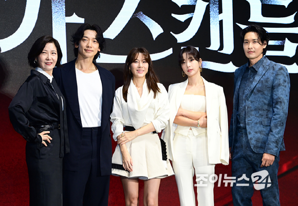 배우 서이숙-정지훈(비)-김하늘-기은세-정겨운이 2일 오전 서울 영등포구 콘래드호텔에서 열린 디즈니 플러스 오리지널 '화인가 스캔들' 제작발표회에 참석하고 있다. [사진=정소희 기자]