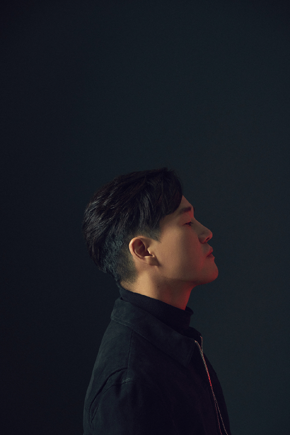 배우 남주혁이 디즈니+ '비질란테' 화보 촬영에서 포즈를 취하고 있다. [사진=월트디즈니 컴퍼니 코리아]