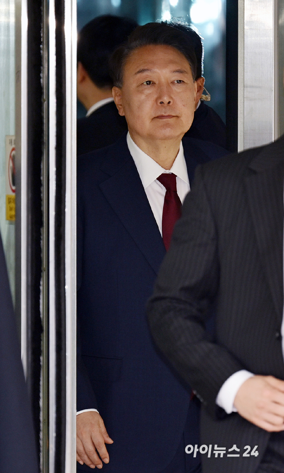 12·3 비상계엄 사태와 관련해 내란 우두머리 혐의 등으로 기소된 윤석열 전 대통령이 12일 서울 서초구 서울중앙지방법원에서 열린 3차 공판에서 오전 공판을 마치고 법원을 나서고 있다. [사진=사진공동취재단]