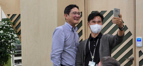 이재용 삼성전자 부회장이 24일 서울 강동구 상일동에 있는 삼성엔지니어링 글로벌엔지니어링센터(GEC) 내 어린이집을 찾은 모습. [사진=삼성엔지니어링 직원 SNS 캡처]