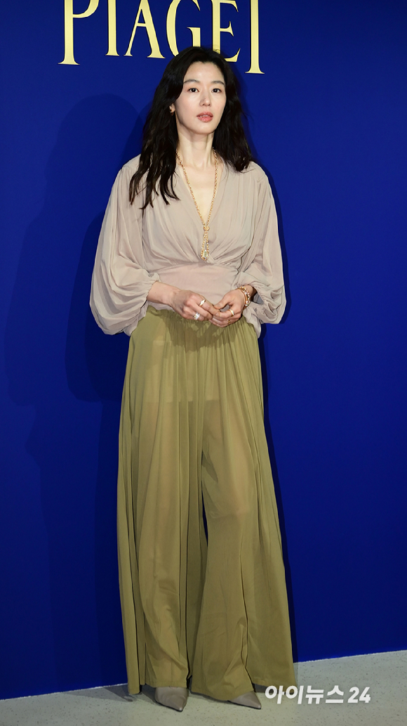 배우 전지현이 30일 서울 용산구 한남동 페즈에서 열린 주얼리 브랜드 피아제(PIAGET) 식스티 포토 행사에 참석하고 있다. [사진=정소희 기자]