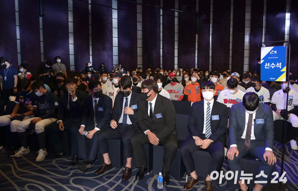 지난 9월 15일 오후 서울 소공동 웨스틴조선호텔 그랜드볼룸에서 열린 '2023 KBO 신인 드래프트'를 앞두고 참가 선수들이 자리에 착석하고 있다. KBO는 이날 드래프트된 2023 신인 선수 110명 중 한 명을 제외한 전원에 대헤 도핑검사를 진행했고 전원 음성 판정을 받았다. [사진=정소희 기자]
