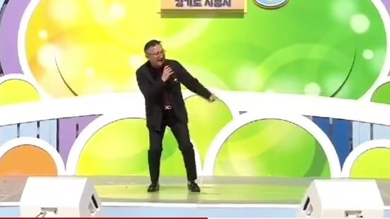 KBS 전국노래자랑에서 60대 중년의 남성이 그룹 방탄소년단(BTS)과 지드래곤의 노래를 열창해 눈길을 끌고 있다. 사진은 BTS의 '불타오르네'를 열창 중인 박태관 씨. [사진=KBS '전국노래자랑' 캡처]