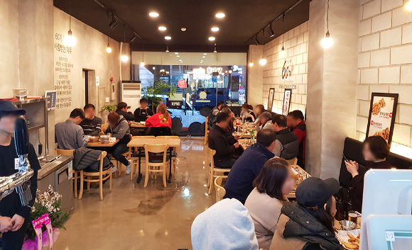 경기도 한 60계치킨 가맹점 조리대가 CCTV를 통해 실시간 공개되고 있는 모습. [사진=김태헌 기자]