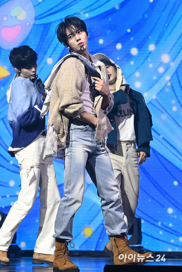 그룹 제로베이스원(ZEROBASEONE) 한유진이 24일 오후 서울 용산구 블루스퀘어에서 열린 미니 5집 '블루 파라다이스(BLUE PARADISE)' 발매 기념 쇼케이스에서 무대를 선보이고 있다. [사진=곽영래 기자]