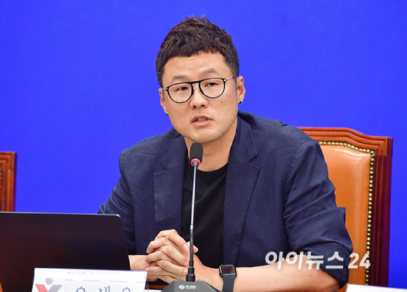 오세윤 화섬식품노조 네이버 지회장이 21일 오전 서울 여의도 국회에서 열린 네이버라인 지분매각 관련 노동조합 간담회에서 발언하고 있다. [사진=곽영래 기자]