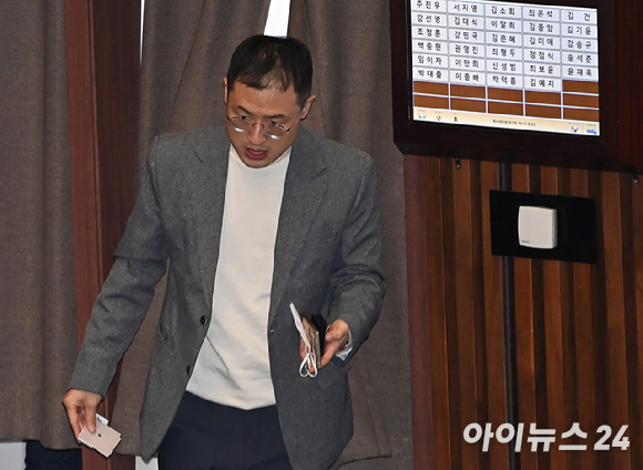 김상욱 국민의힘 의원이 지난 7일 오후 서울 여의도 국회에서 열린 제418회국회(정기회) 제17차 본회의에서 대통령(윤석열) 탄핵 소추안에 표결하고 있다. [사진=곽영래 기자]