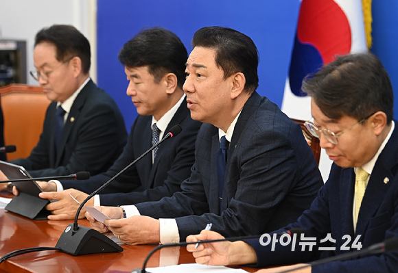 김병기 더불어민주당 원내대표가 18일 서울 여의도 국회에서 열린 원내대책회의에서 발언하고 있다. [사진=곽영래 기자]