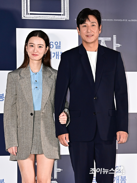 배우 이선균, 정유미, 유재선 감독이 18일 오후 서울 광진구 롯데시네마 건대입구에서 열린 영화 '잠' 언론시사회에서 포토타임을 갖고 있다. [사진=곽영래 기자]