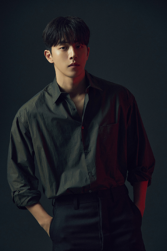 배우 남주혁이 디즈니+ '비질란테' 화보 촬영에서 포즈를 취하고 있다. [사진=월트디즈니 컴퍼니 코리아]