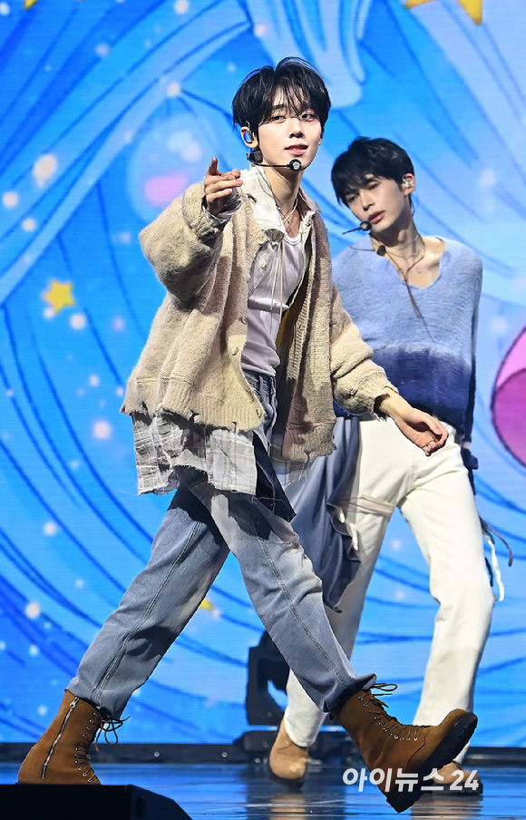 그룹 제로베이스원(ZEROBASEONE) 한유진이 24일 오후 서울 용산구 블루스퀘어에서 열린 미니 5집 '블루 파라다이스(BLUE PARADISE)' 발매 기념 쇼케이스에서 무대를 선보이고 있다. [사진=곽영래 기자]