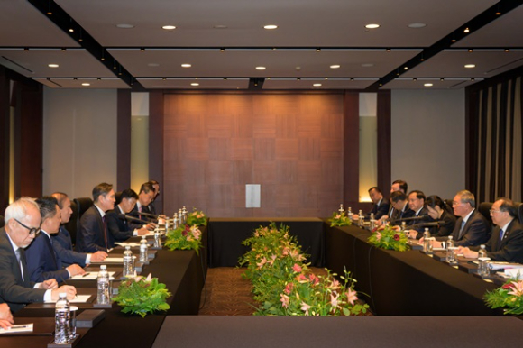 26일 서울 중구에 있는 신라호텔에서 이재용(왼쪽) 삼성전자 회장과 리창 중국 총리가 면담에 앞서 악수를 하고 있다. [사진=삼성전자]