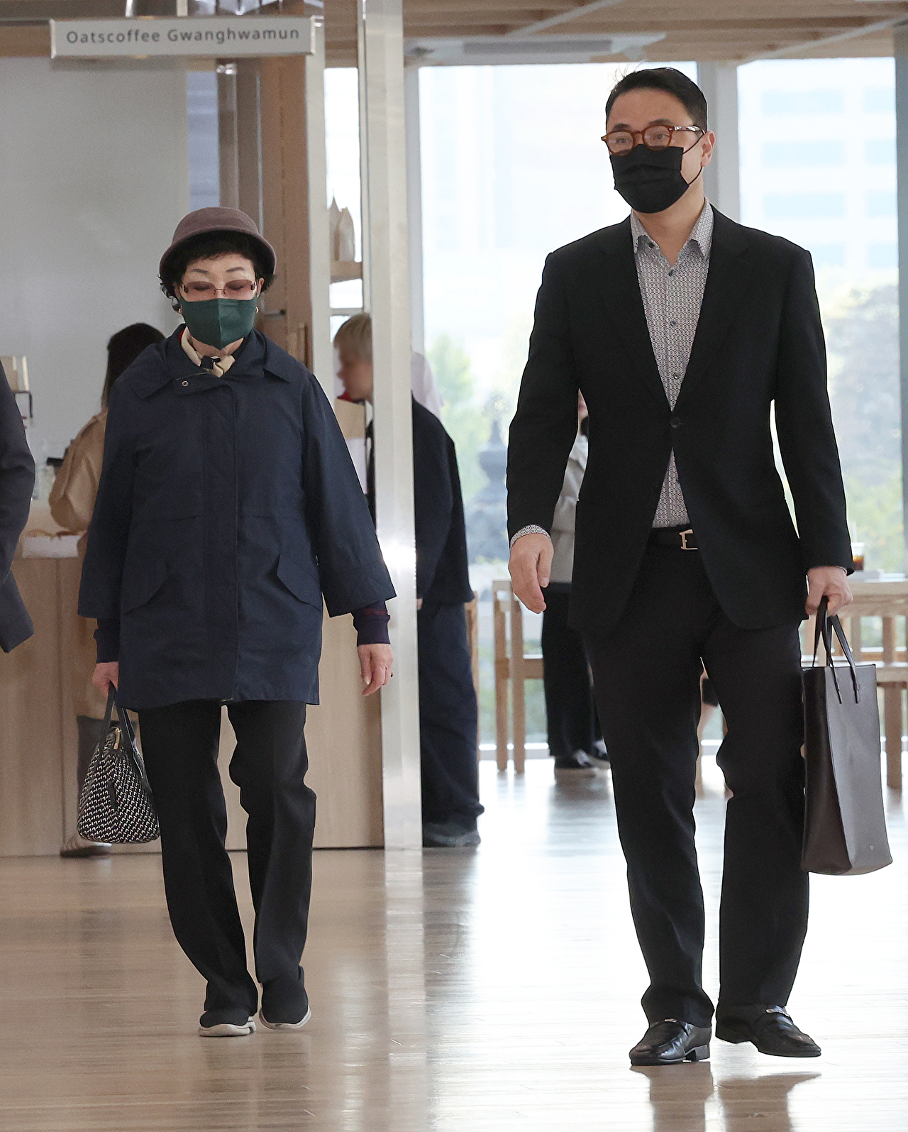 양평 공흥지구 개발 특혜 의혹과 관련해 김건희 여사의 모친 최은순 씨와 오빠 김진우 씨가 지난 4일 서울 광화문 KT 빌딩에 마련된 김건희특검 사무실에 피의자 신분으로 출석하고 있다. 2025.11.4 [사진=연합뉴스]