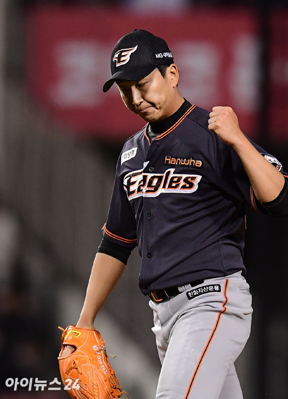 한화 이글스 정우람이 2일 열린 NC 다이노스와 홈 경기 두 번째 투수로 등판해 개인 1000경기 출장을 달성했다. KBO리그 역사상 투수로 해당 기록에 이름에 올린 주인공은 정우람이 최초다. [사진=아이뉴스24 포토 DB]