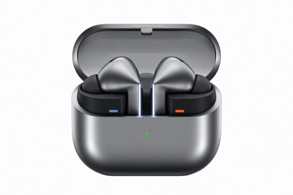 노태문 삼성전자 MX사업부장 사장이 10일(현지시간) 프랑스 파리의 중심지 '카루젤 뒤 루브르'에서 개최된 '갤럭시 언팩 2024' 행사에서 '갤럭시 Z 폴드·플립6'를 공개하는 모습. [사진=삼성전자]