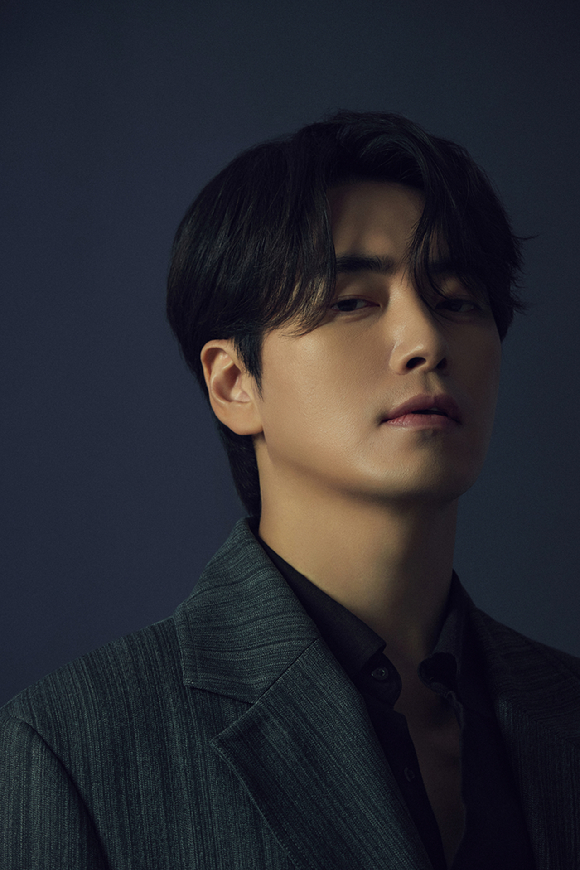 배우 남주혁이 디즈니+ '비질란테' 화보 촬영에서 포즈를 취하고 있다. [사진=월트디즈니 컴퍼니 코리아]