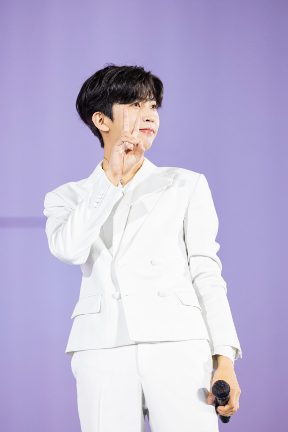 임영웅이 올림픽체조경기장에서 전국투어 콘서트 'IM HERO' 서울 공연 무대에 올랐다. [사진=물고기뮤직]