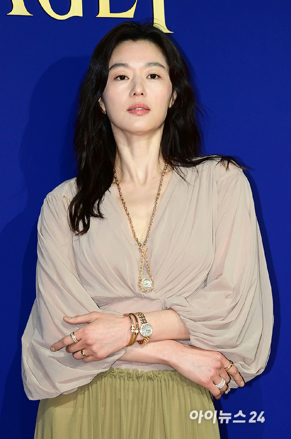 배우 전지현이 30일 서울 용산구 한남동 페즈에서 열린 주얼리 브랜드 피아제(PIAGET) 식스티 포토 행사에 참석하고 있다. [사진=정소희 기자]