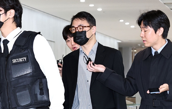 양평 공흥지구 개발 특혜 의혹과 관련해 김건희 여사의 오빠 김진우 씨가 지난 11일 서울 광화문 KT빌딩에 마련된 김건희특검 사무실에 피의자 신분으로 재출석하고 있다. [사진=연합뉴스]