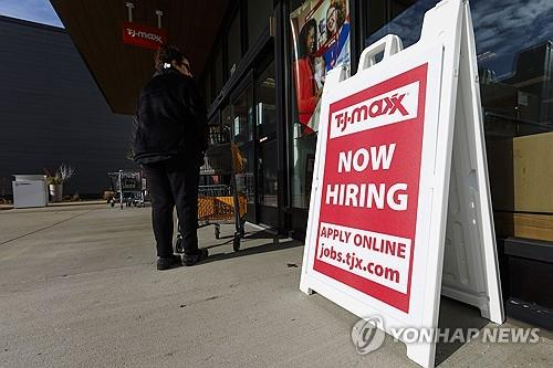 미국 매사추세츠주 소매점의 구인 간판 [사진= EPA 연합뉴스]