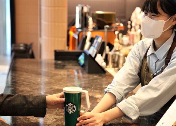스타벅스는 내년부터 텀블러 구매 시 제공되는 무료 음료 쿠폰의 명칭을 '에코 텀블러 음료 쿠폰'으로 변경한다. [사진=스타벅스]