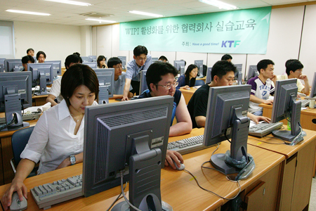 2005년 KTF가 중소기업과 함께 '위피' 활성화에 나선 모습 [사진=KTF]