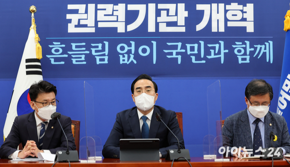 3일 국회에서 열린 본회의에서 본회의에서 '검수완박(검찰 수사권 완전 박탈)' 법안 중 두 번째인 형사소송법 개정안이 재석 293인 찬성 164인 반대 3인 기권 7인으로 가결되고 있다. [사진=정소희 기자]