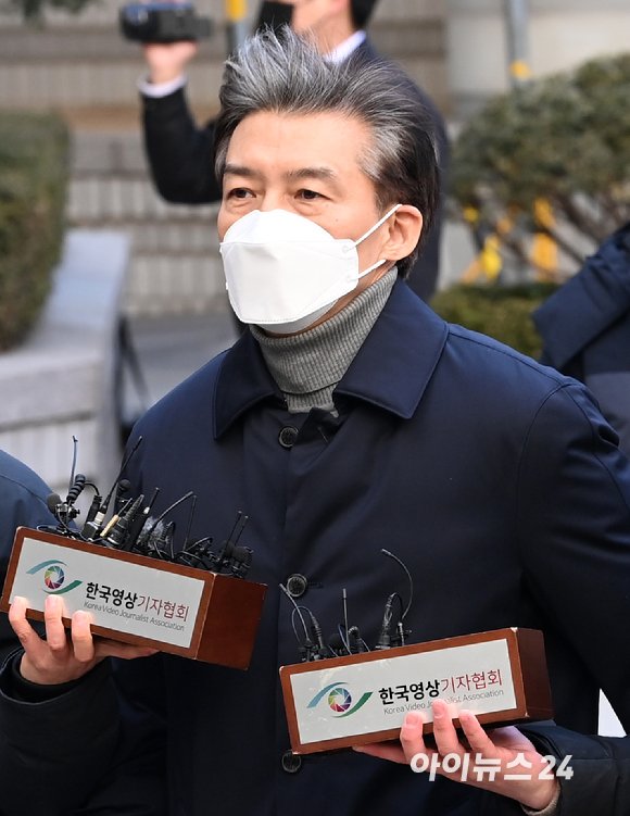 자녀 입시비리와 감찰 무마 혐의로 기소된 조국 전 법무부 장관이 3일 오후 서울중앙지법에서 열린 1심 선고공판에 출석하고 있다. [사진=김성진 기자]