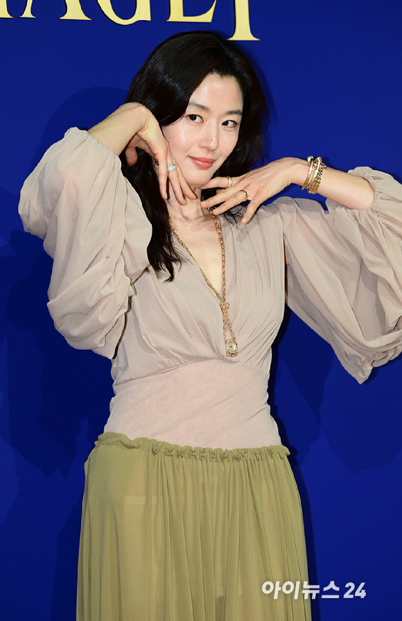 배우 전지현이 30일 서울 용산구 한남동 페즈에서 열린 주얼리 브랜드 피아제(PIAGET) 식스티 포토 행사에 참석하고 있다. [사진=정소희 기자]