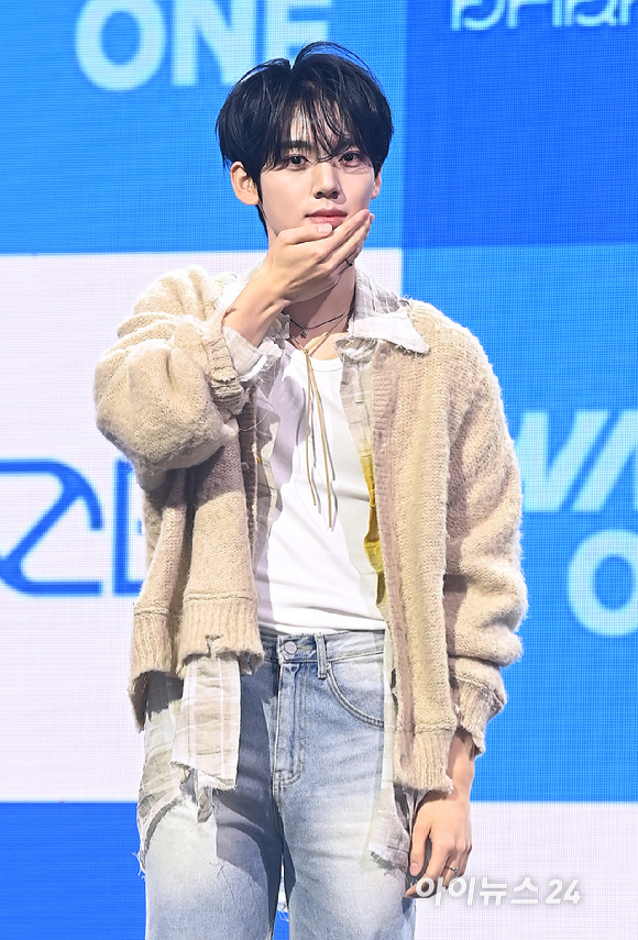 그룹 제로베이스원(ZEROBASEONE) 한유진이 24일 오후 서울 용산구 블루스퀘어에서 열린 미니 5집 '블루 파라다이스(BLUE PARADISE)' 발매 기념 쇼케이스에서 무대를 선보이고 있다. [사진=곽영래 기자]