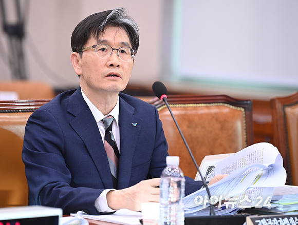 오동운 고위공직자범죄수사처장이 12일 오후 서울 여의도 국회에서 열린 제423회 국회(임시) 법제사법위원회 제1차 전체회의에서 질의에 답변하고 있다. [사진=곽영래 기자]