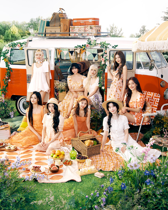 트와이스 일본 베스트 5집 단체 콘셉트 포토 [사진=JYP엔터테인먼트]