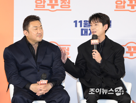 배우 마동석과 정경호가 17일 오전 서울 용산구 CGV 용산아이파크몰에서 진행된 영화 '압꾸정'(감독 임진순) 제작보고회에 참석하고 있다. [사진=정소희 기자]