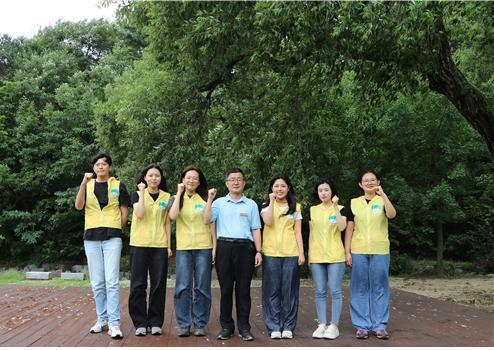 지난 17일 국립대전숲체원에서 현장실습 학기제 참여 대학생이 숲 해설 프로그램에 참여하고 있다. [사진=한국산림복지진흥원/국립대전숲체원]