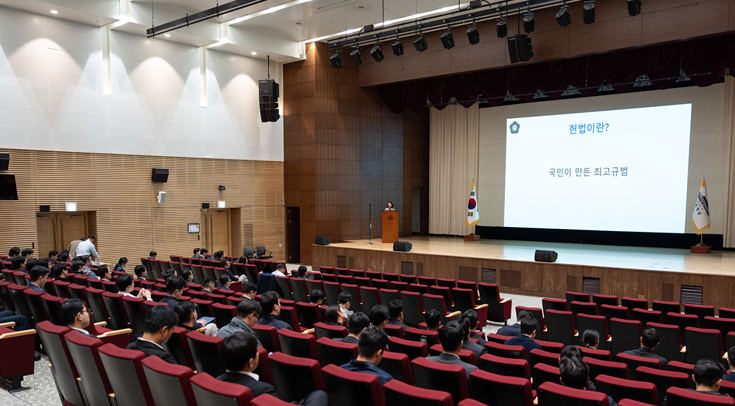 대통령경호처는 경호활동 전반에 헌법 가치를 내재화하고 법적 정당성과 책임성을 강화하기 위해 전 직원을 대상으로 헌법 교육을 실시하였다. 경호처 직원들이 지난 10월 13일 대통령실 대강당에서 헌법 강의를 듣고 있다. [사진=대통령 경호처]